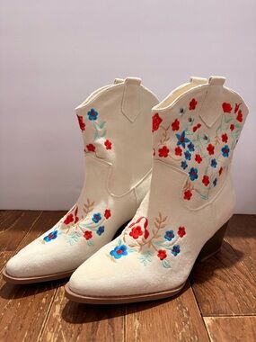 Cream Floral Embroidered Western Ankle Boots Size 9 Cottagecore Festival
